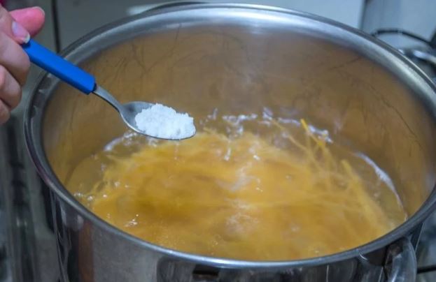 Lỡ tay nấu mặn đừng vội bỏ thêm nước lạnh: Thả thứ này vào món canh ngon lành, không nhạt vị