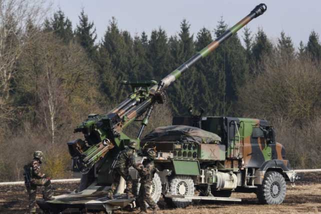 Pháo tự hành 2S43 Malva Nga có đủ sức đối đầu với Caesar Pháp?