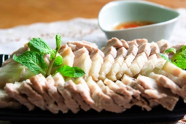 Luộc thịt đừng vội thả ngay vào nước lạnh: Làm thêm bước này thịt thải sạch độc tố, thơm ngon ngọt thịt