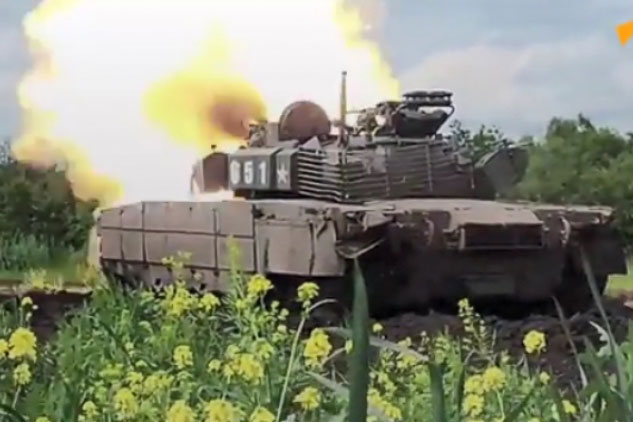 Cận cảnh xe tăng Nga T-80BVM nã pháo vào đơn vị trinh sát Ukraine
