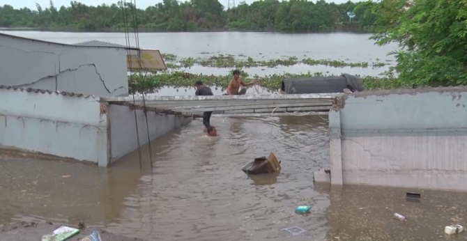 "Hà bá" kéo 5 ki-ốt của dân xuống sông Cần Giuộc trong đêm