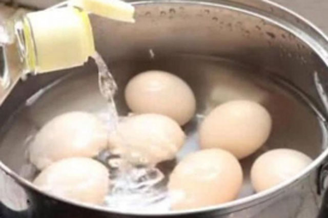 Thả thứ này vào luộc trứng: Trứng bùi ngậy dễ bóc vỏ hơn nhiều