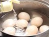 Thả thứ này vào luộc trứng: Trứng bùi ngậy dễ bóc vỏ hơn nhiều