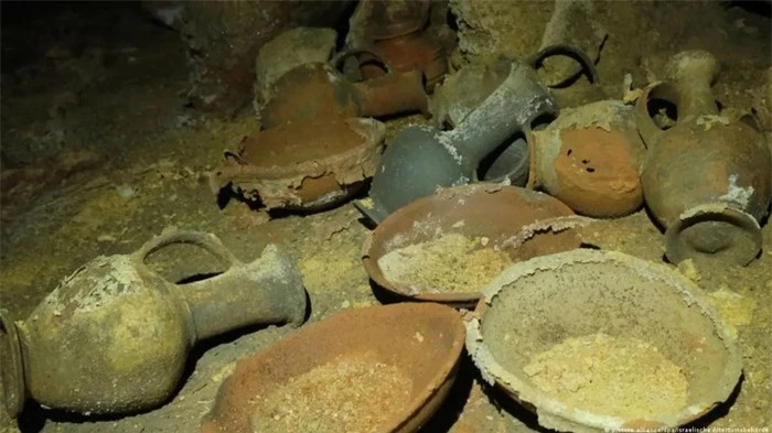 Khai quật nhà vệ sinh 2.700 năm tuổi với chiếc bồn cầu độc lạ, bất ngờ hơn với công dụng của món đồ bên trong - Ảnh 4.