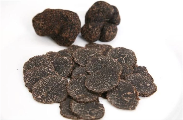 Lão nông đào được &quot;hòn đá&quot; đen xì tỏa mùi thơm, chuyên gia: 1 tỷ chỉ mua được 2 kg - Ảnh 5.