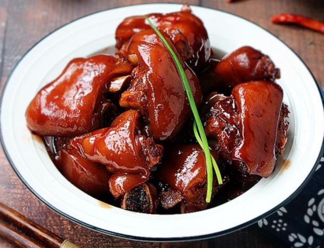 Học đầu bếp bí quyết làm món chân giò hầm Coca thơm ngon, mềm nục cả xương