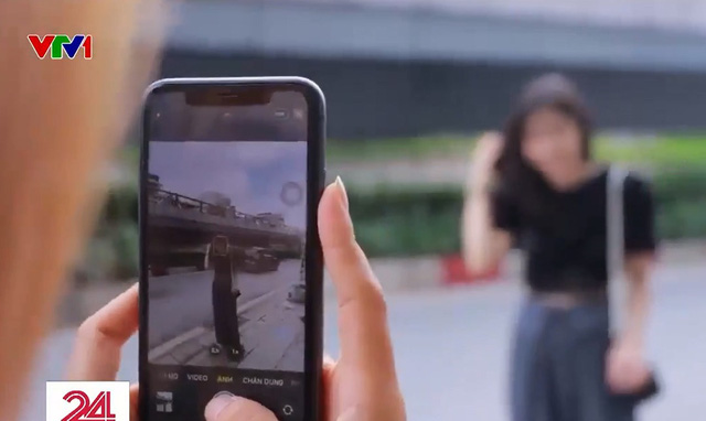 Dịch vụ chụp hình bằng điện thoại nở rộ, cơ hội kiếm tiền cho giới trẻ