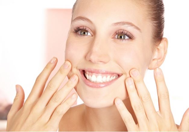 Các tips đơn giản giúp khắc phục nếp nhăn ở khoé miệng, trả lại vẻ tươi tắn trẻ trung cho các nàng