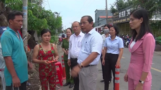 Lãnh đạo huyện Cần Giuộc, tỉnh Long An hỗ trợ, động viên hộ dân bị thiệt hại.
