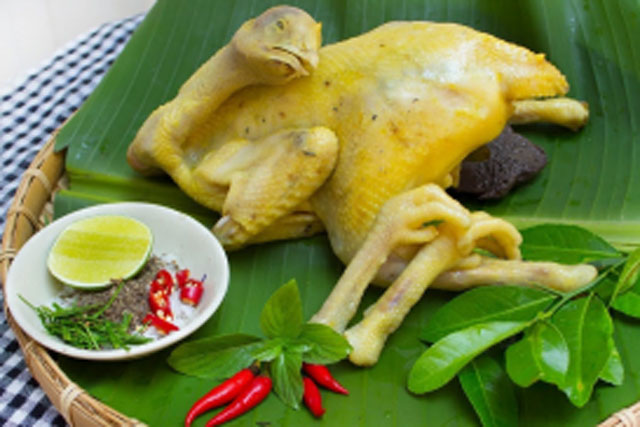 Luộc gà bỏ nước lạnh nhạt vị: Làm theo cách này giúp gà giòn da thơm ngon, chắc thịt, chặt không vỡ nát