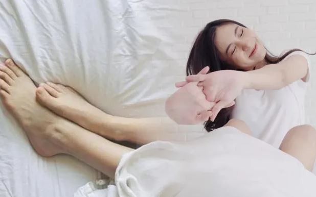 Ngủ thò chân ra khỏi chăn và không thò chân có ảnh hưởng đến sức khỏe như thế nào?