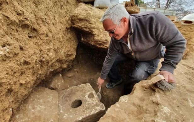 Khai quật nhà vệ sinh 2.700 năm tuổi có chiếc bồn cầu độc lạ