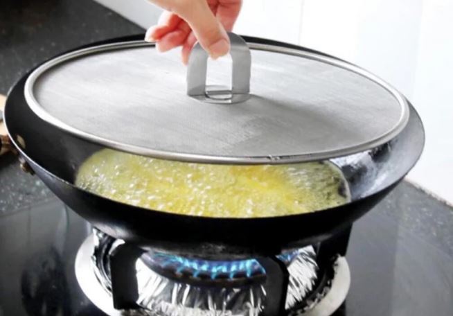 Đầu bếp tiết lộ: Rán cá đừng chỉ dùng dầu ăn, thêm 1 thứ vào chảo, cá vàng ruộm, không lo bắn dầu