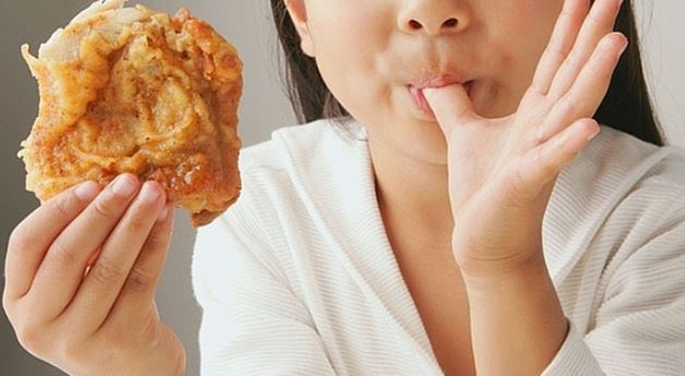 8 thực phẩm gây béo phì, thừa cân, dậy thì sớm cho trẻ, cha mẹ nên lưu ý