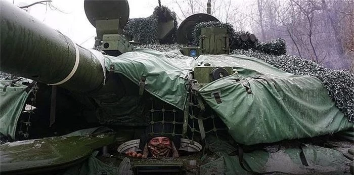 Xét về hiệu quả hỏa lực từ những vị trí kín, xe tăng T-90M Proryv thực tế không thua kém các loại pháo tự hành và vượt trội chúng về khả năng cơ động cũng như độ chính xác.