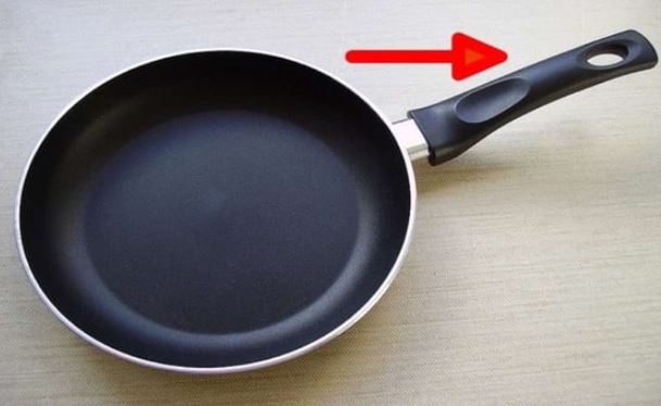 Lỗ nhỏ trên tay cầm xoog, chảo có tác dụng gì? Nhiều người không biết tưởng chỉ để trang trí