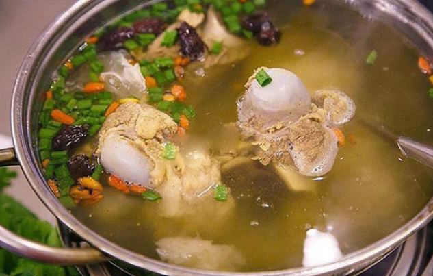 Chỉ bỏ nước lạnh vào hầm xương là chưa đủ: Thêm cái này vào nước trong veo, ngon ngọt không lo béo