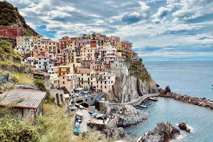 Manarola, ngôi làng sắc màu nằm vắt vẻo bên bờ biển ở Ý