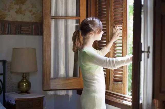 Đóng cửa kín bật điều hòa hóa ra sai sách: Đây mới là cách dùng không lo tốn điện, hại người