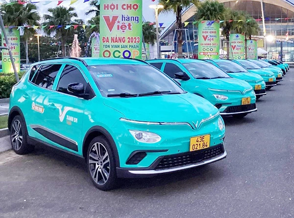 Taxi điện của Công ty CP Di chuyển xanh và thông minh GSM ra mắt tại Hội chợ hàng Việt - Đà Nẵng 2023 tổ chức tại Trung tâm Hội chợ triển lãm TP từ ngày 6 - 8/6