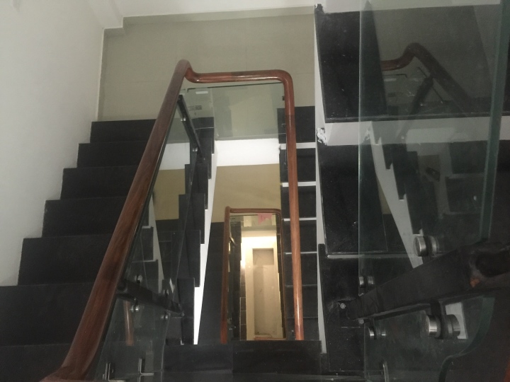 Cách chọn gạch ốp cầu thang để không bị trơn trượt 