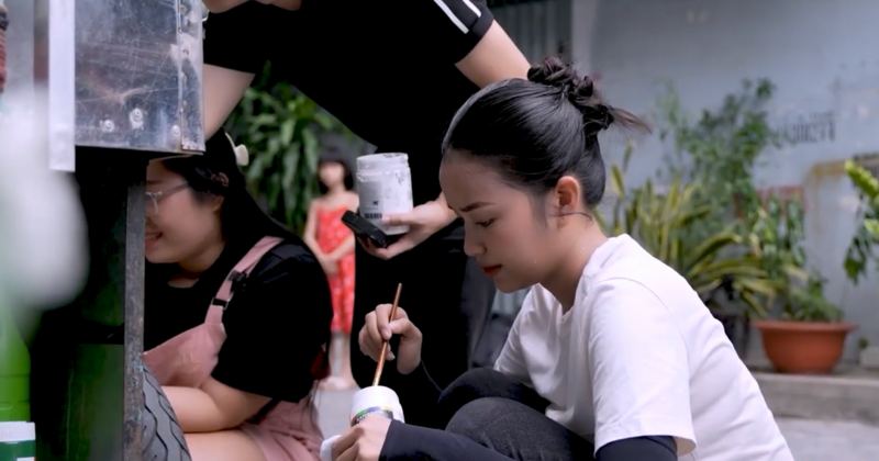 Hoa hậu Ngọc Châu hiện thực hoá giấc mơ giúp đỡ hoàn cảnh cụ bà đơn thân 90 tuổi bán vé số