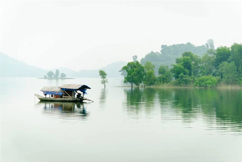 Hồ Núi Cốc có phía Đông giáp thành phố Thái Nguyên; phía Nam giáp thị xã Phổ Yên và thành phố Sông Công; phía Tây và phía Bắc giáp huyện Đại Từ. Ảnh: Bảo Toàn.