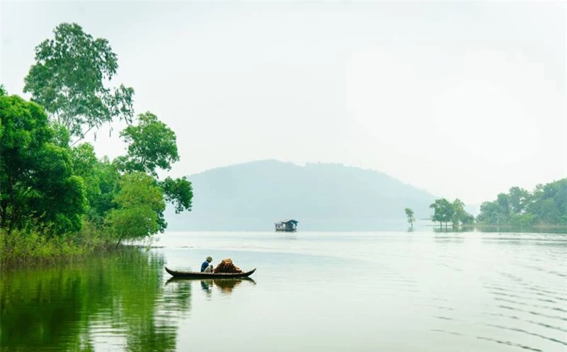 Tháng 10/1978, trận lũ lịch sử trên sông Công có lưu lượng 3.000 m3/giây, gấp gần 4 lần lưu lượng xả thiết kế của cửa xả chính và làm vỡ hai vai đập. Công trình đập Núi Cốc hoàn thành phần đầu mối vào năm 1979 và hoàn thành toàn bộ vào năm 1982 .Ảnh: Bảo Toàn.