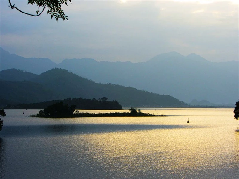 Hệ thống thủy lợi hồ Núi Cốc cũng có tác dụng cắt lũ cho vùng hạ lưu sông Công; chăn nuôi thủy sản và kết hợp du lịch. Ảnh: Thainguyen.
