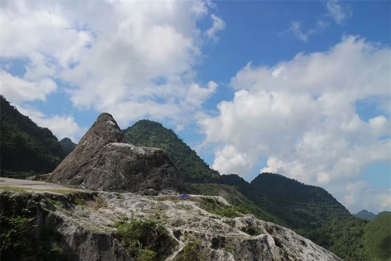 Đỉnh đèo Thung Khe là nơi khách du lịch có thể cảm nhận không khí mát mẻ rất đặc trưng của Mai Châu. Ảnh: Lân Nguyễn.