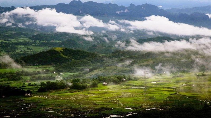 Đèo Thung Khe không có những khúc cua tay áo như ở những con đèo ở Hà Giang, hay Lai Châu, Điện Biên, nhưng Thung Khe lại hiểm nguy bởi những làn sương mù dày đặc mỗi khi chiều về du đó bất kể là Đông hay Hè. Ảnh: BM_Gold.