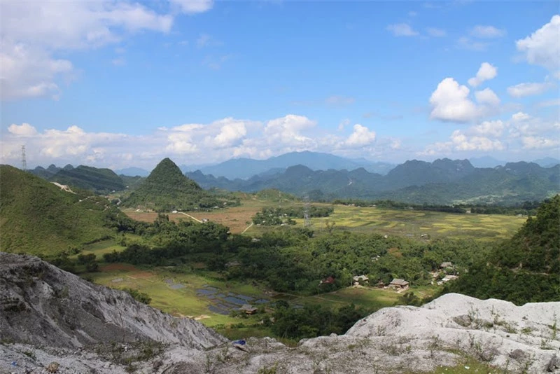 Thung Khe một ngày như có bốn mùa. Sáng trong trẻo, thung lũng dưới chân đèo mướt những thảm xanh đầy sức sống mùa Xuân. Trưa chói chang, nắng từ trời cao xanh ngắt đổ ập xuống thung lũng cái oi ả ngày Hè. Chiều dìu dịu, con đường đèo như dải lụa vắt ngang lưng núi chìm trong ánh vàng man mác mùa Thu. Rồi khi đêm buông, sương mù kín đặc, trời quá mù ra mưa ướt lạnh tê tái như ngày Đông giá. Ảnh: Lân Nguyễn.