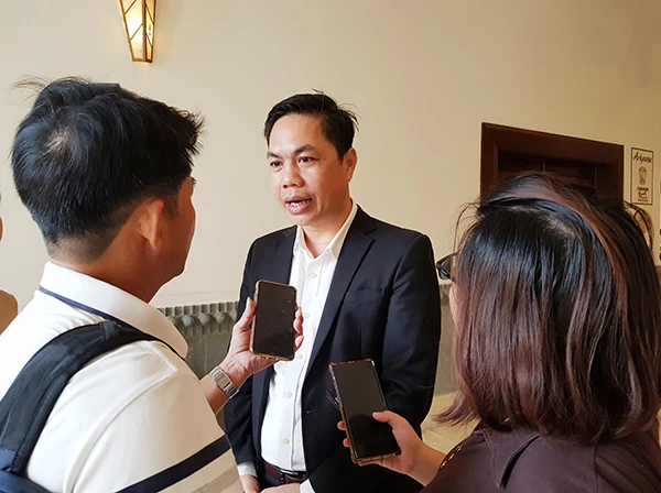 và ông Nguyễn Sơn Thỷ, Tổng giám đốc Công ty du lịch Duy Nhất Đông Dương trả lời phỏng vấn báo chí bên lề hội thảo “Phát triển chuỗi dịch vụ du lịch cho thị trường khách Hồi giáo tại miền Trung”  