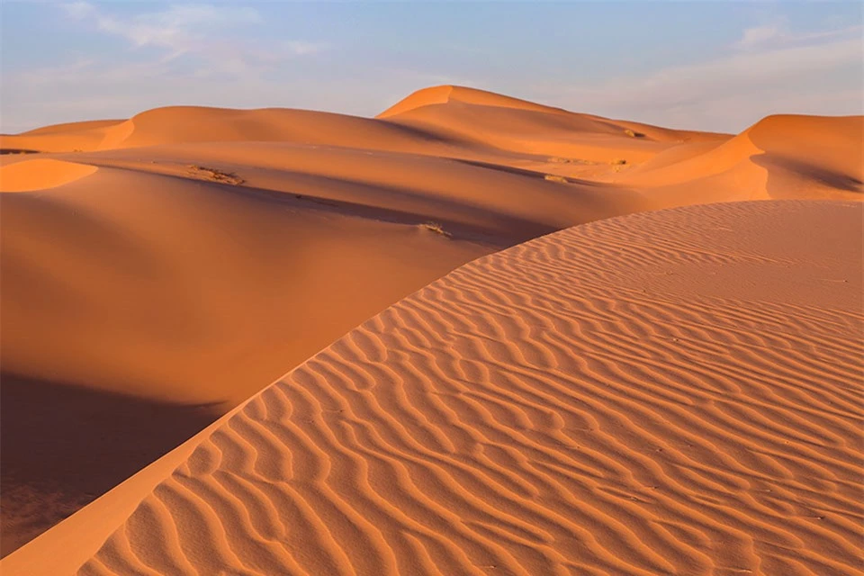 Ở khu vực phía Tây, sa mạc có thể lên tới độ cao 610m, cát rất mềm và mịn, trong khi đó ở phía đông, sa mạc chỉ còn cao 183m với những cồn cát và bãi muối. 