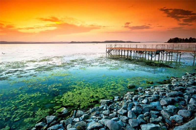 Hồ Balaton rộng 592 km2.