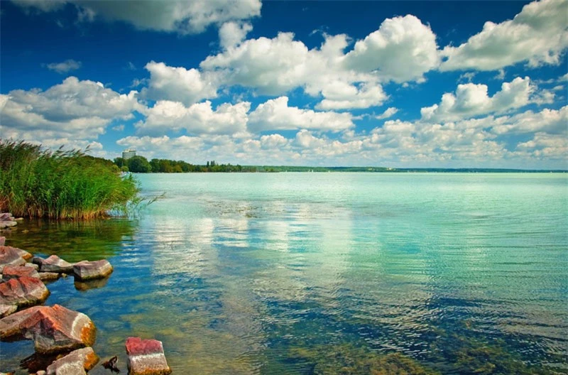 Balatonfured và Heviz từ sớm đã phát triển thành khu vực nghỉ dưỡng cho những người giàu có.