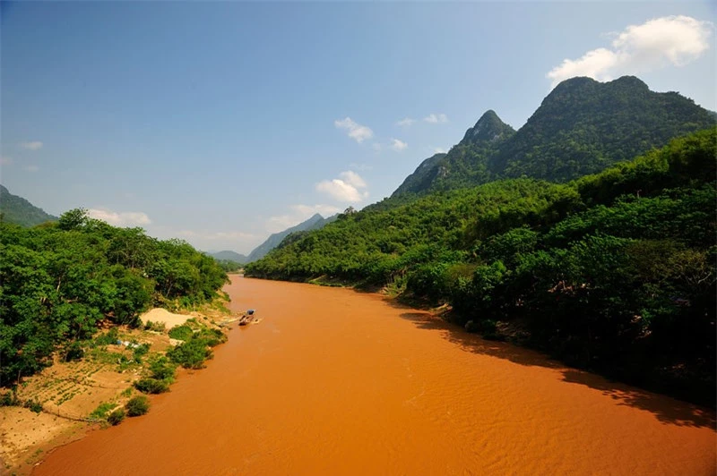 . Nguồn thứ hai bắt đầu từ sườn phía Bambusao. Hai nguồn này đều đổ vào Thanh Hóa qua địa phận tỉnh Sầm Nưa. Ảnh: Diem Dang Dung.