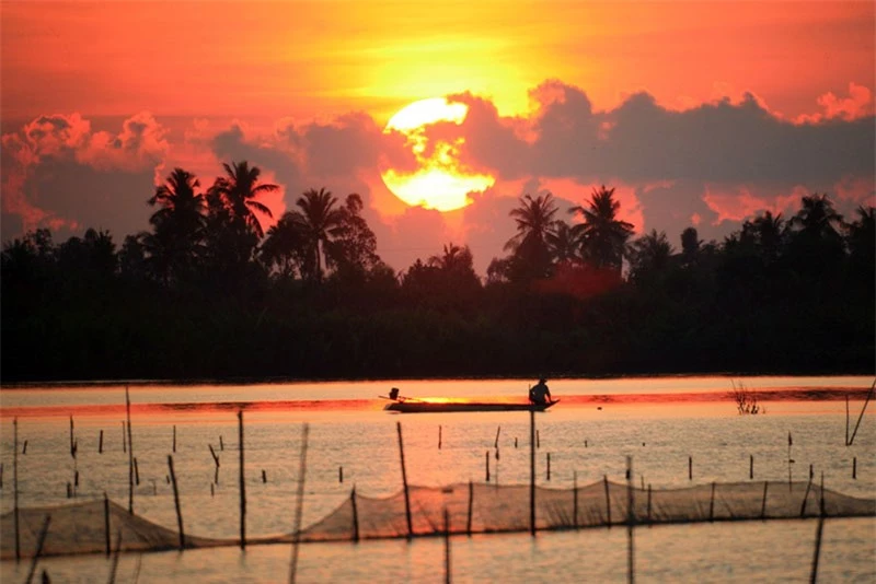 Đầm Thị Tường được tạo nên từ phù sa bồi lắng của sông Mỹ Bình, sông Ông Đốc và nhiều kênh rạch của ba huyện Phú Tân, Trần Văn Thời và Cái Nước. Kienthuc.