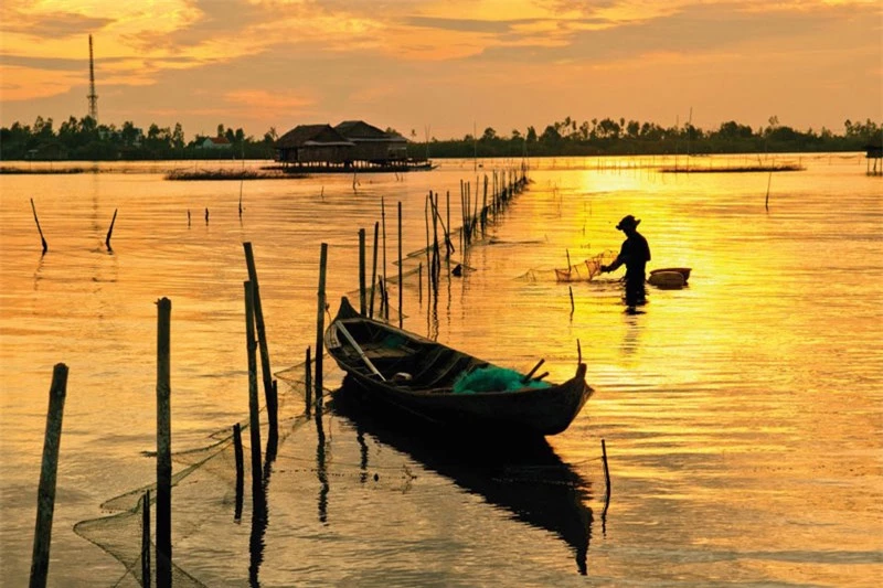 Đầm toạ lạc ngay giữa hai huyện Phú Tân và Trần Văn Thời, thuộc tỉnh Cà Mau. Ảnh: Baocamau.