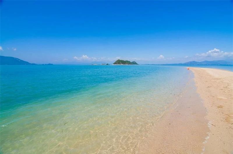 Điệp Sơn thủy đạo, con đường chìm dưới mặt nước biển nối liền 3 hòn đảo lớn nhỏ ở huyện Vạn Ninh, tỉnh Khánh Hòa. Ảnh: Hang Dinh.