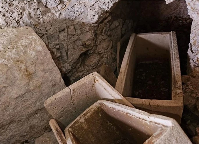 Truy tìm tội phạm, đội đặc nhiệm lạc vào hầm mộ kỳ lạ 2.000 tuổi - Ảnh 1.