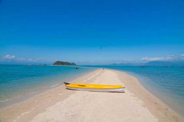 Ngắm vẻ đẹp thơ mộng của con đường biển "độc nhất vô nhị" ở Việt Nam