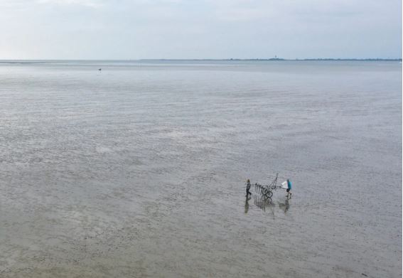 Đức: Choáng váng nhà thờ cổ hiện hình sau 700 năm mất tích trong bão