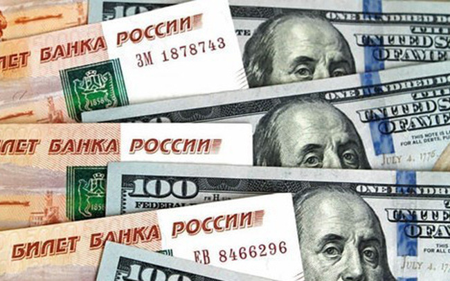 Đồng Ruble giảm xuống mức thấp nhất trong hơn hai tháng so với USD