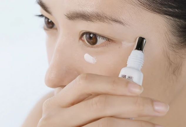 Các bước thoa kem dưỡng mắt hiệu quả, giải quyết triệt để nếp nhăn lão hóa