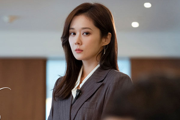 Thấy chị dâu tương lai ăn mặc xuề xòa, tôi thất vọng cho tới khi tình cờ nghe được cuộc điện thoại làm ăn của chị