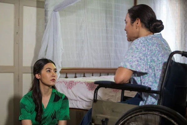 Ngày tổ chức đám cưới, tôi đẩy xe lăn của mẹ chồng lên lễ đường trong sự tán dương của mọi người