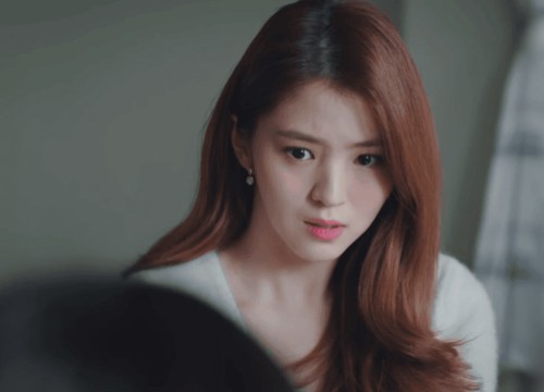 Thấy đồ lạ trong phòng mẹ chồng, mang sang hỏi hàng xóm thì tôi quặn đau khi biết được lòng dạ của anh chị chồng