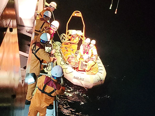 Chuyển ngư dân Nguyễn Tiến Sỹ lên tàu cứu hộ, cứu nạn SAR 412 để đưa vào bờ cấp cứu (Ảnh do Danang MRCC cung cấp)