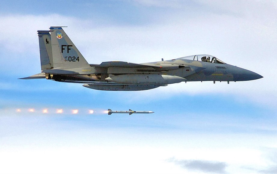 Canada h&#x1EE9;a cung c&#x1EA5;p cho Ukraine h&#xE0;ng ngh&#xEC;n qu&#x1EA3; &#x111;&#x1EA1;n ph&#xE1;o v&#xE0; h&#xE0;ng tr&#x103;m t&#xEA;n l&#x1EED;a